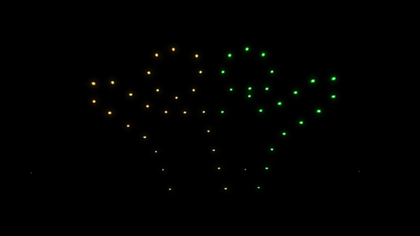 閉校する小学校の夜空に「アリガトウ」の文字が浮かぶ　ドコモ「光の思い出ドローンショー」に歓声が響く