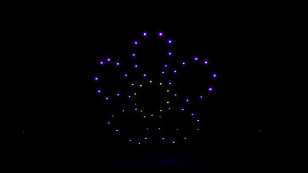 閉校する小学校の夜空に「アリガトウ」の文字が浮かぶ　ドコモ「光の思い出ドローンショー」に歓声が響く