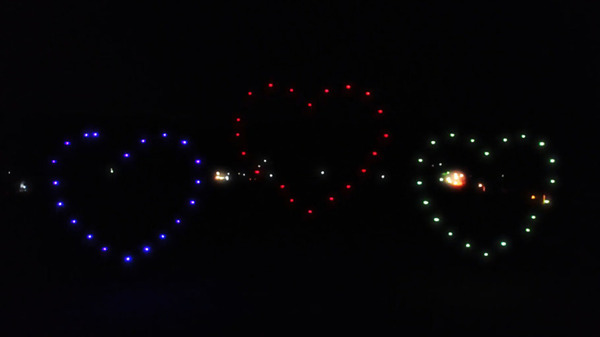閉校する小学校の夜空に「アリガトウ」の文字が浮かぶ　ドコモ「光の思い出ドローンショー」に歓声が響く
