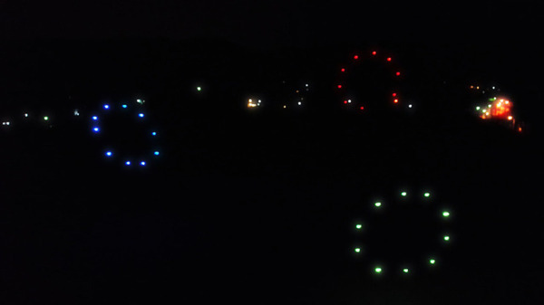 閉校する小学校の夜空に「アリガトウ」の文字が浮かぶ　ドコモ「光の思い出ドローンショー」に歓声が響く