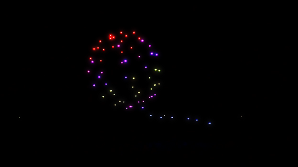 閉校する小学校の夜空に「アリガトウ」の文字が浮かぶ　ドコモ「光の思い出ドローンショー」に歓声が響く