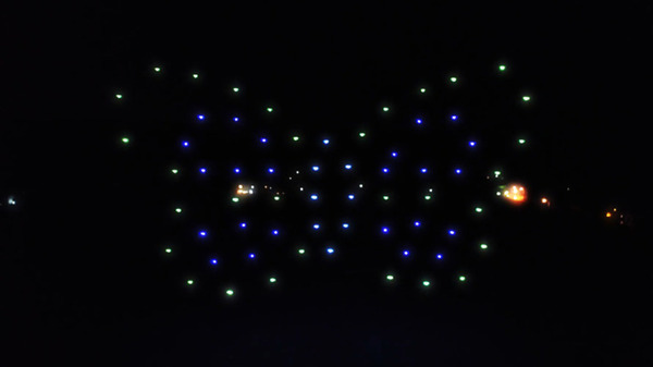 閉校する小学校の夜空に「アリガトウ」の文字が浮かぶ　ドコモ「光の思い出ドローンショー」に歓声が響く