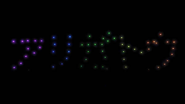 閉校する小学校の夜空に「アリガトウ」の文字が浮かぶ　ドコモ「光の思い出ドローンショー」に歓声が響く