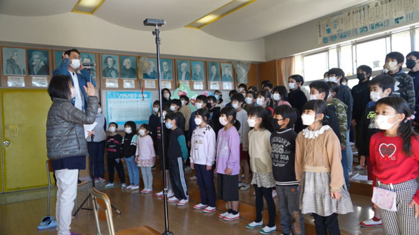 閉校する小学校の夜空に「アリガトウ」の文字が浮かぶ　ドコモ「光の思い出ドローンショー」に歓声が響く