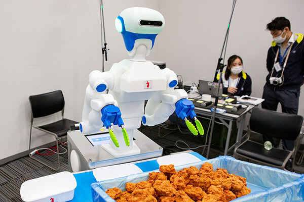 人型協働ロボット「Foodly」弁当、レトルト惣菜の生産ライン現場で3社に導入　ロボットフレンドリーな食品工場づくりに向けてデモを公開