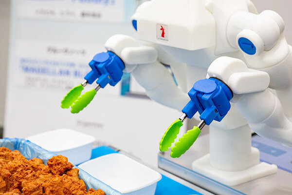 人型協働ロボット「Foodly」弁当、レトルト惣菜の生産ライン現場で3社に導入　ロボットフレンドリーな食品工場づくりに向けてデモを公開