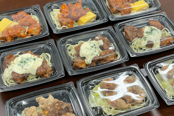 人型協働ロボット「Foodly」弁当、レトルト惣菜の生産ライン現場で3社に導入　ロボットフレンドリーな食品工場づくりに向けてデモを公開