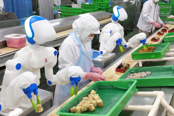 人型協働ロボット「Foodly」弁当、レトルト惣菜の生産ライン現場で3社に導入　ロボットフレンドリーな食品工場づくりに向けてデモを公開