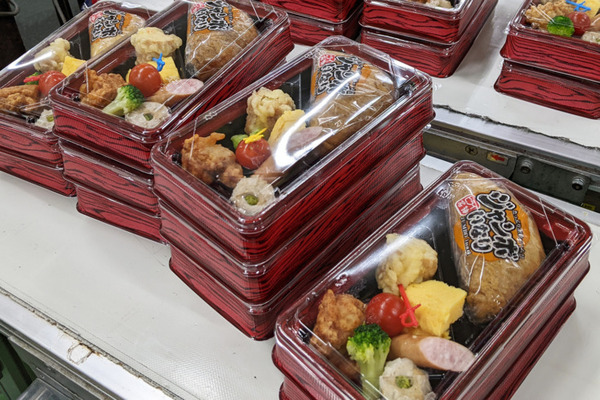 人型協働ロボット「Foodly」弁当、レトルト惣菜の生産ライン現場で3社に導入　ロボットフレンドリーな食品工場づくりに向けてデモを公開