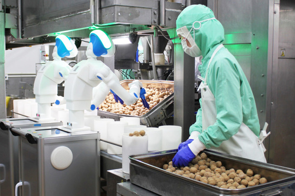 人型協働ロボット「Foodly」弁当、レトルト惣菜の生産ライン現場で3社に導入　ロボットフレンドリーな食品工場づくりに向けてデモを公開