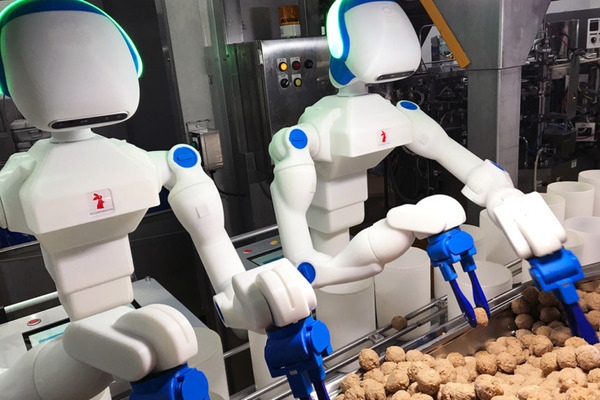 人型協働ロボット「Foodly」弁当、レトルト惣菜の生産ライン現場で3社に導入　ロボットフレンドリーな食品工場づくりに向けてデモを公開