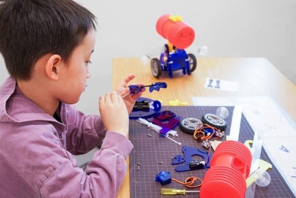 ユカイ工学「ユカイなピコハンロボットキット」を新発売！ピコピコハンマーがダイナミックに動作 2台でバトルも可能