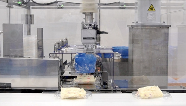 コネクテッドロボティクスが「惣菜盛付ロボット」4台をマックスバリュの惣菜工場に導入　ポテトサラダ盛付けデモを公開　ロボットフレンドリー