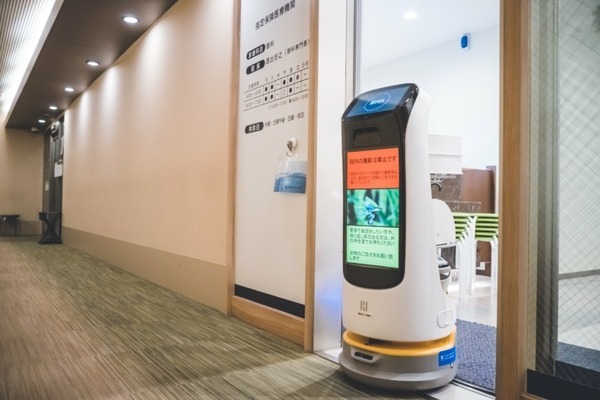 配膳＆案内ロボット「KettyBot」横浜保土ヶ谷眼科に導入 ディスプレイに「お知らせ」や「広告したいこと」を配信