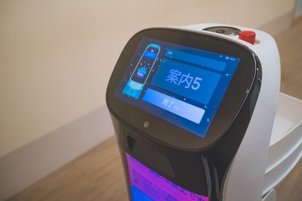 配膳＆案内ロボット「KettyBot」横浜保土ヶ谷眼科に導入 ディスプレイに「お知らせ」や「広告したいこと」を配信