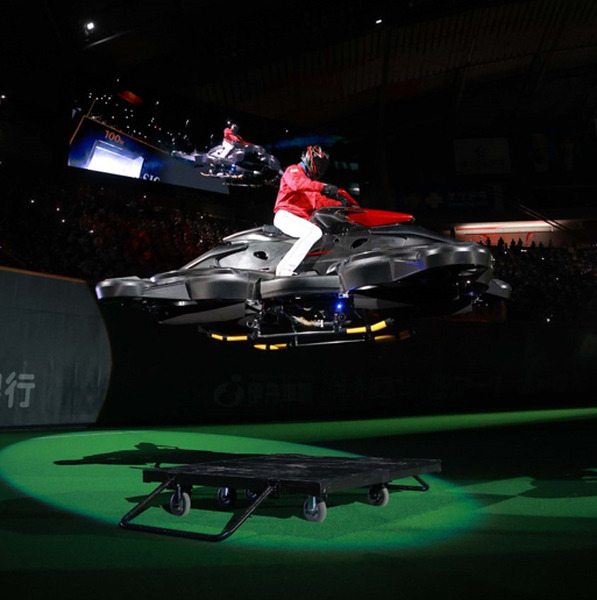 新庄監督が「空飛ぶバイク」(ホバーバイク)でド派手に登場！日本ハムファイターズの本拠地開幕セレモニーに
