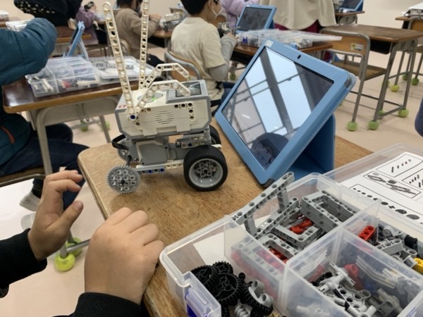 小学1年生が「ロボットプログラミング」を体験 レゴブロックで車型のロボットを作る 明日葉「渋谷区クラブ事業コーディネート」