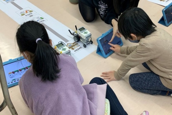 小学1年生が「ロボットプログラミング」を体験 レゴブロックで車型のロボットを作る 明日葉「渋谷区クラブ事業コーディネート」