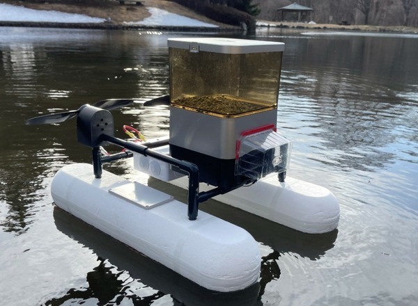 炎重工 小型給餌器を搭載した「給餌用ロボット」を発売 自律動作、遠隔操作で毎日行う作業を軽減