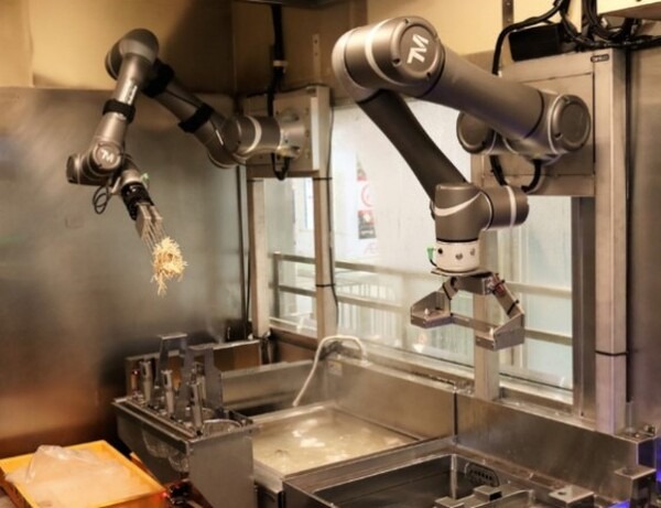 JR王子駅「いろり庵きらくそば」に「そばロボット」を初導入　2026年に駅そば30店舗へ導入目指す　ベックスコーヒーでもDX施策