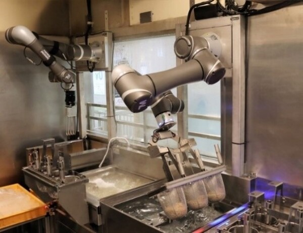 JR王子駅「いろり庵きらくそば」に「そばロボット」を初導入　2026年に駅そば30店舗へ導入目指す　ベックスコーヒーでもDX施策