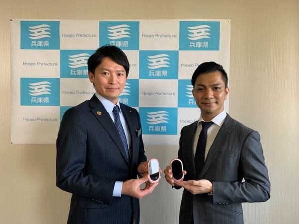 AI通訳機「ポケトークW」ウクライナ避難民の言葉の壁対策のため兵庫県に100台寄贈