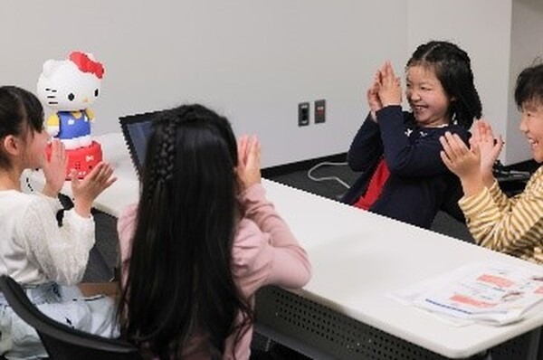 ロボコネクト対応「ハローキティロボット」を発表　受付や検温、子ども向けレク機能など提供　サンリオとNTT東日本がコラボ