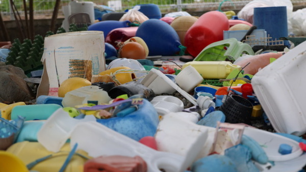 NTTドコモが沖縄の海洋ゴミ問題に地元住民と取り組む「ウミガメの恩返し」回収したゴミで外装やアート作品を制作