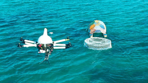 NTTドコモが沖縄の海洋ゴミ問題に地元住民と取り組む「ウミガメの恩返し」回収したゴミで外装やアート作品を制作