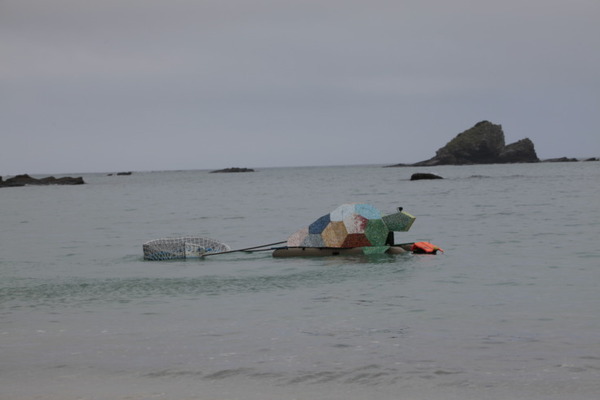 NTTドコモが沖縄の海洋ゴミ問題に地元住民と取り組む「ウミガメの恩返し」回収したゴミで外装やアート作品を制作