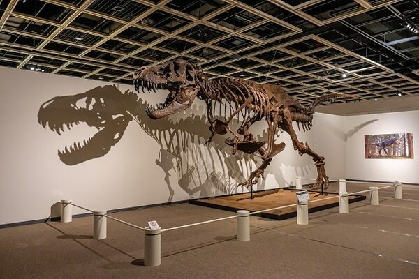 「ジュラシック大恐竜展inよみうりランド」5月下旬まで開催延長！暗闇で恐竜世界を探検できるナイトミュージアムも開催