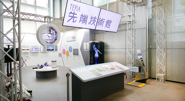 大型キャラクター召喚装置「Gatebox Grande」がTEPIA先端技術館に登場、AIキャラクター「逢妻ヒカリ」が館内でお出迎え
