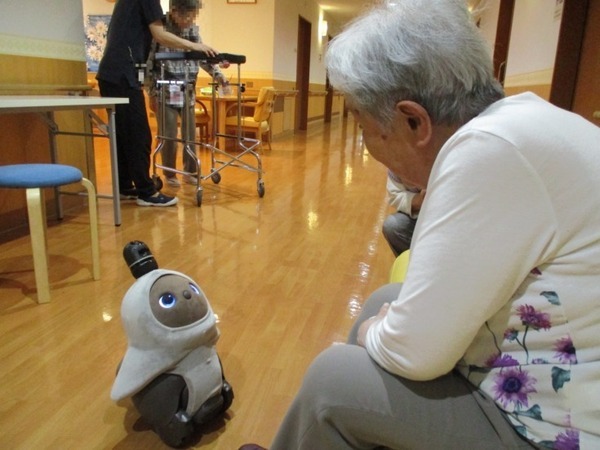 『LOVOT』と暮らすことで認知機能の低下を抑制 入居者や介護職員に与える影響についてGROOVE Xが実証実験