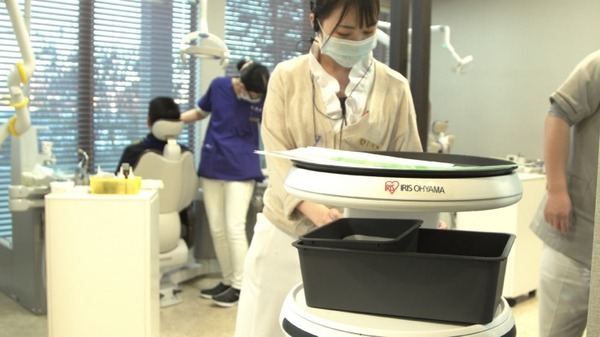 配膳・運搬ロボット「Servi アイリスエディション」山口歯科クリニックで本格稼働 患者のカルテや治療器具などを運搬