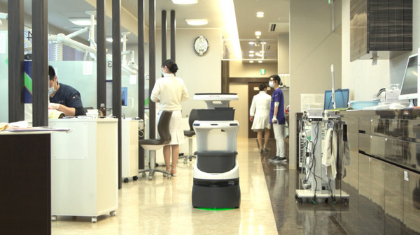 配膳・運搬ロボット「Servi アイリスエディション」山口歯科クリニックで本格稼働 患者のカルテや治療器具などを運搬