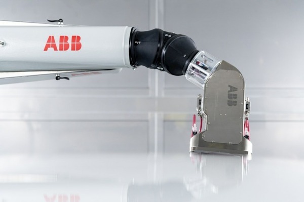 ABBロボティクス、世界初のロボット塗装を施したアートカーを公開　インドの8歳の神童とドバイのデジタルデザイン集団がコラボ