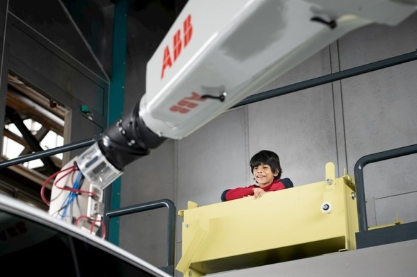 ABBロボティクス、世界初のロボット塗装を施したアートカーを公開　インドの8歳の神童とドバイのデジタルデザイン集団がコラボ
