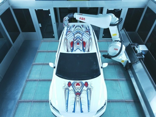ABBロボティクス、世界初のロボット塗装を施したアートカーを公開　インドの8歳の神童とドバイのデジタルデザイン集団がコラボ