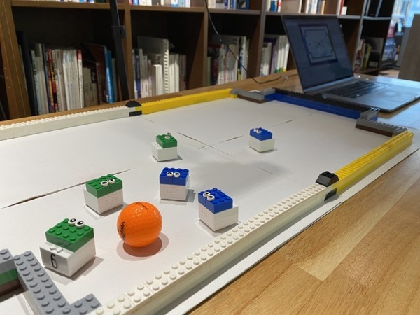 ソニーのロボットトイ「toio」を活用したAIコンテンツが公開 『AIロボ「迷キュー」に挑戦』『toio AIロボットサッカー』