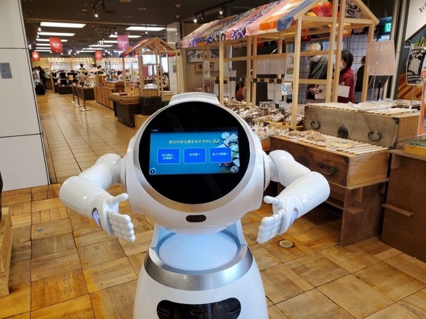 AIロボット「Cruzr」が秩父の特産品や地域の魅力を発信 秩父地場産センター「じばさん商店」で実証実験