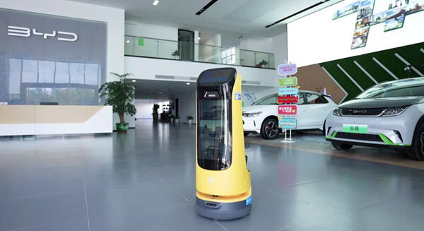 配送・案内ロボットPUDU「KettyBot」を自動車ディーラーに導入　来店客を案内したりBYDの人気車種を紹介