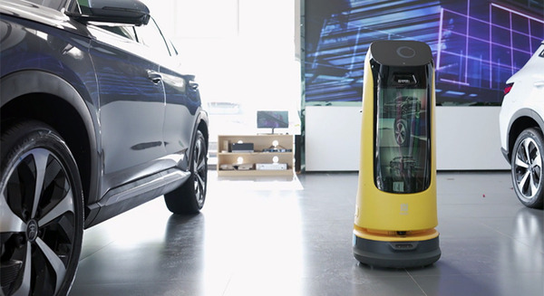 配送・案内ロボットPUDU「KettyBot」を自動車ディーラーに導入　来店客を案内したりBYDの人気車種を紹介