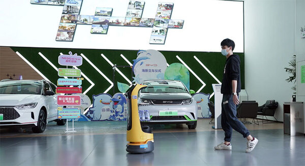 配送・案内ロボットPUDU「KettyBot」を自動車ディーラーに導入　来店客を案内したりBYDの人気車種を紹介