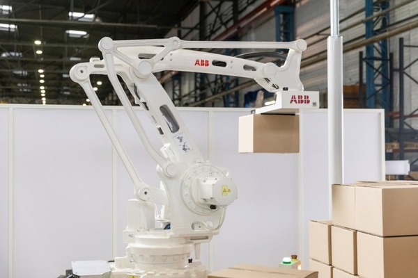 ABB 最大2.8mの高さのパレットを迅速かつ効率的に処理する「ロボットデパレタイザ」を発表