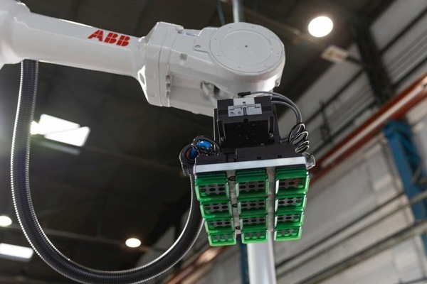 ABB 最大2.8mの高さのパレットを迅速かつ効率的に処理する「ロボットデパレタイザ」を発表