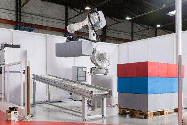 ABB 最大2.8mの高さのパレットを迅速かつ効率的に処理する「ロボットデパレタイザ」を発表