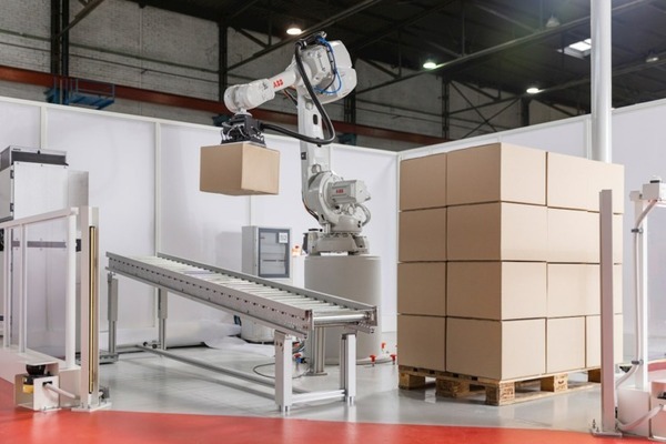 ABB 最大2.8mの高さのパレットを迅速かつ効率的に処理する「ロボットデパレタイザ」を発表