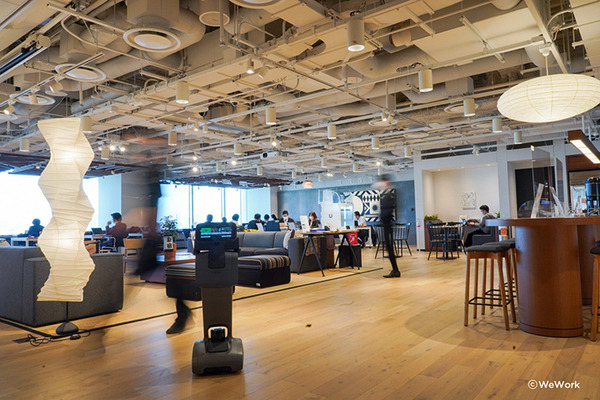 JR東日本情報、WeWork、CMCがAIアシスタントロボット「Temi」の共同実験　共用オフィスで案内業務/CO2濃度の測定など