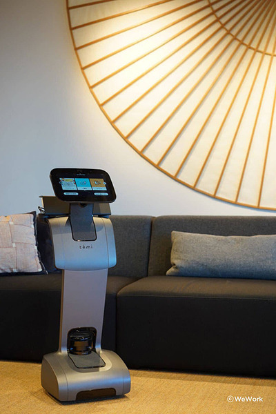 JR東日本情報、WeWork、CMCがAIアシスタントロボット「Temi」の共同実験　共用オフィスで案内業務/CO2濃度の測定など