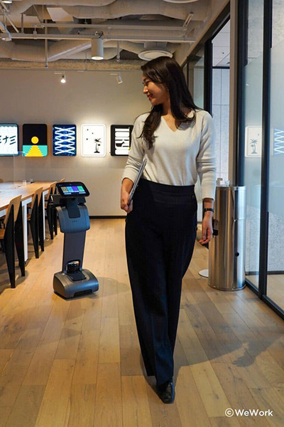 JR東日本情報、WeWork、CMCがAIアシスタントロボット「Temi」の共同実験　共用オフィスで案内業務/CO2濃度の測定など